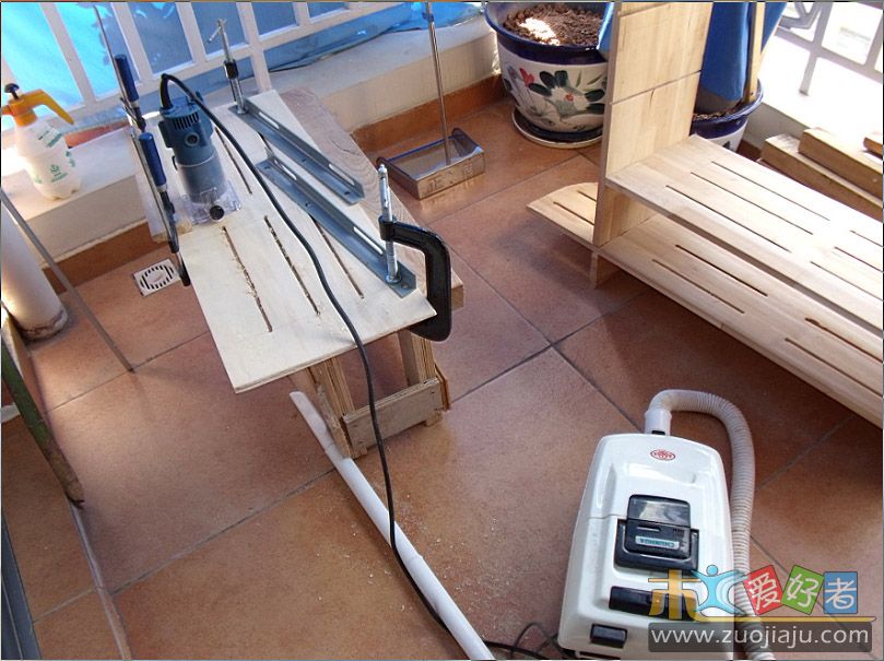 用修边机满天灰尘只有配吸尘器才可.jpg