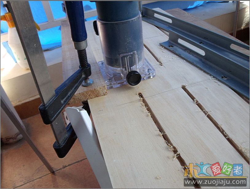 右手推进修边机左手握吸尘器在下面接灰.jpg