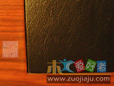 我刚拍的，通常书桌皮面是这种作法。