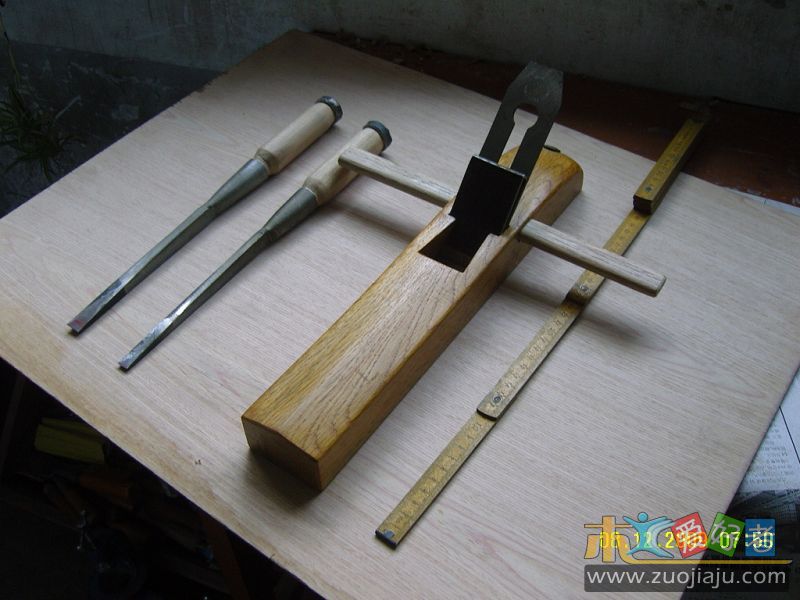 刨体长360mm，刨刀宽44mm，切削角45度，刨口约0.9mm，刨刀已开刃。凿子刃宽10、13mm，已开刃