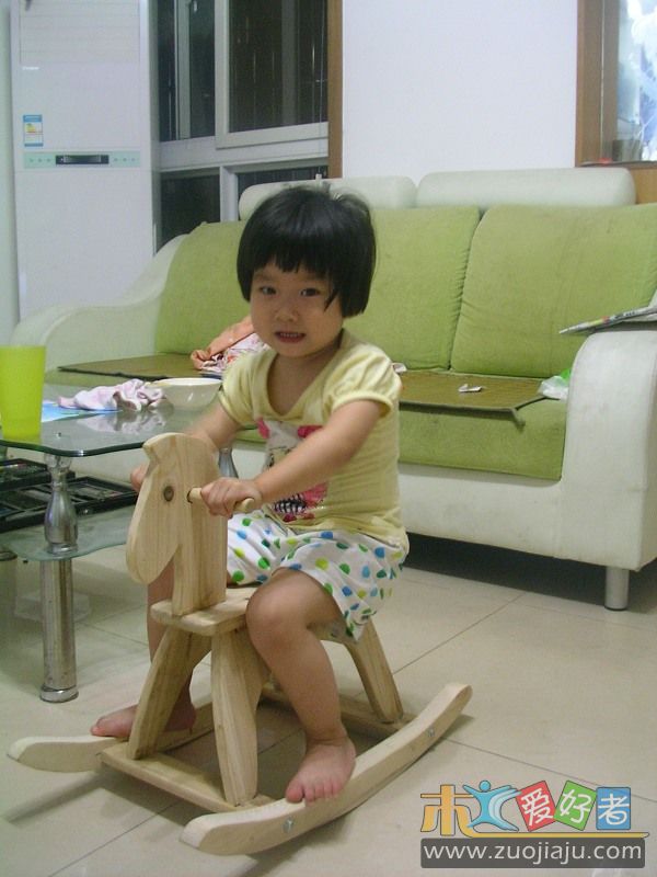 女儿坐上面了.JPG