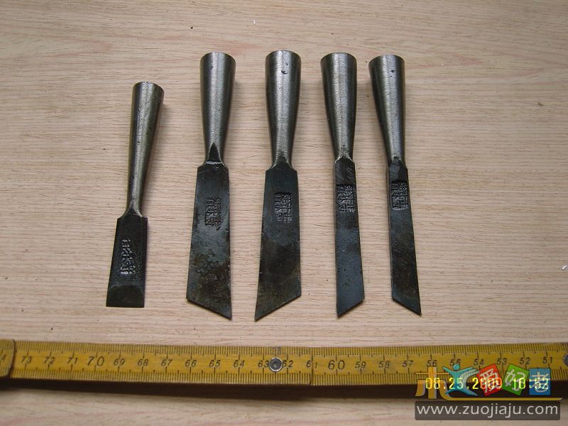 4把斜铲和一把小平铲