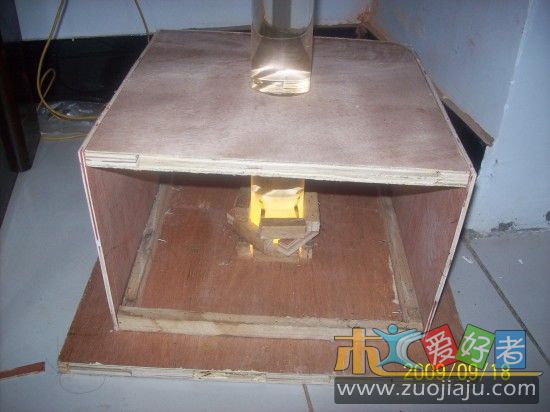 一根坏太阳能热水器管子，做了个底座，管子里装水，上面装个小射灯，当个落地灯柱子