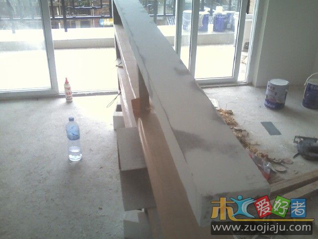 腻子干后用砂纸磨平