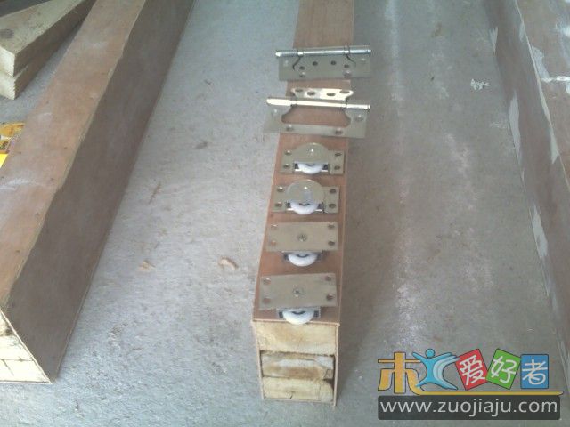 打算装上合页和轮子，如果搬大件东西时玄关可以打开