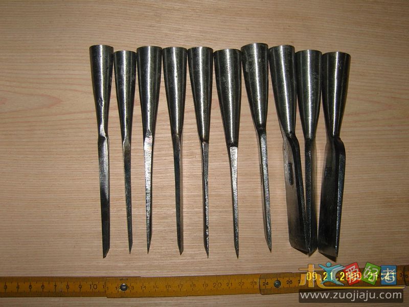 铲凿的厚度略大于模型铲，禁得住锤打。