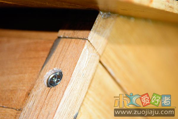 靠四合一联接锁定房顶和箱体