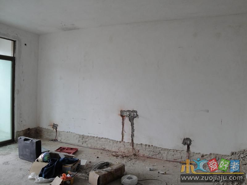 电视墙的电线布置，买的是四件套的工具，角磨机宣布牺牲了