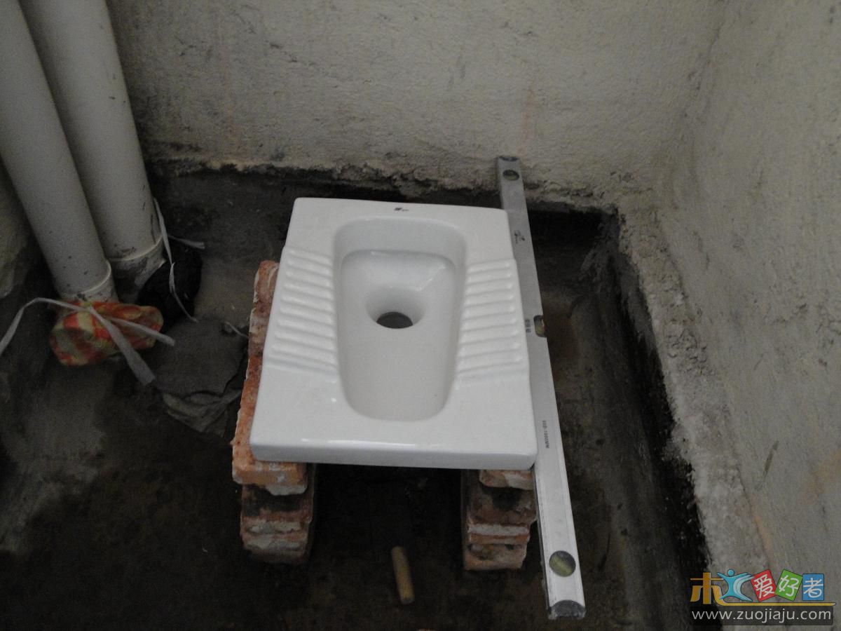 定位，摆放蹲便器