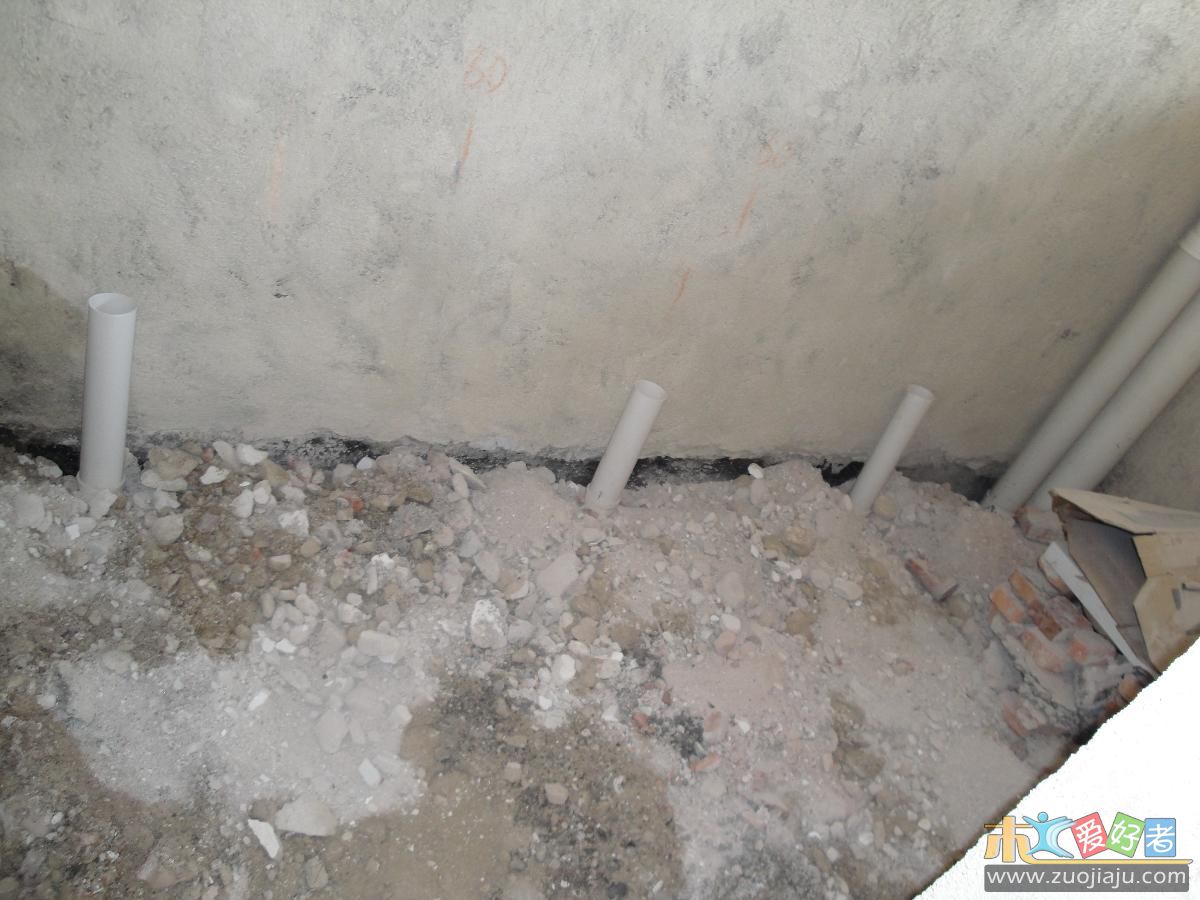 架空层上面用建筑垃圾（打墙和踢脚线打下来的），地漏的排水管没有粘贴只是插在那里防止东西掉进管里，等定 ...