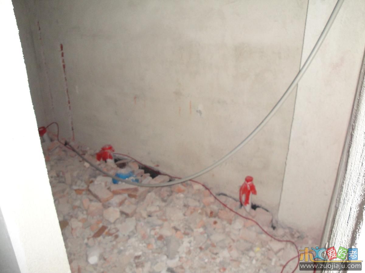 主卫用建筑垃圾封了