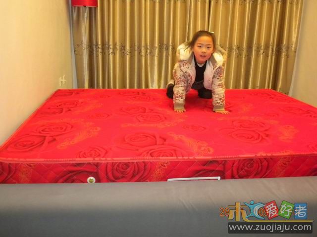 床垫终于买回来了，小外甥女在扑腾