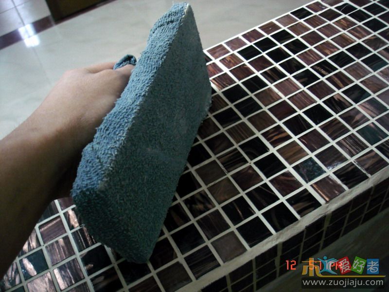 用微湿布包住一块木板做清理工具