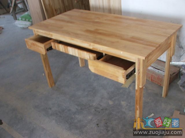 书桌上底漆1