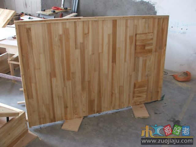 床箱盖板上底漆1