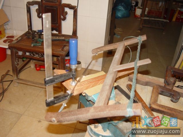 在缝隙中锯一条缝