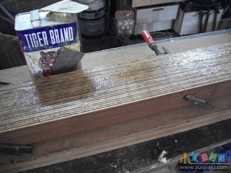 刮涂完毕．待胶水呈半干状态，即可拆开F夹，进行粘贴作业了．