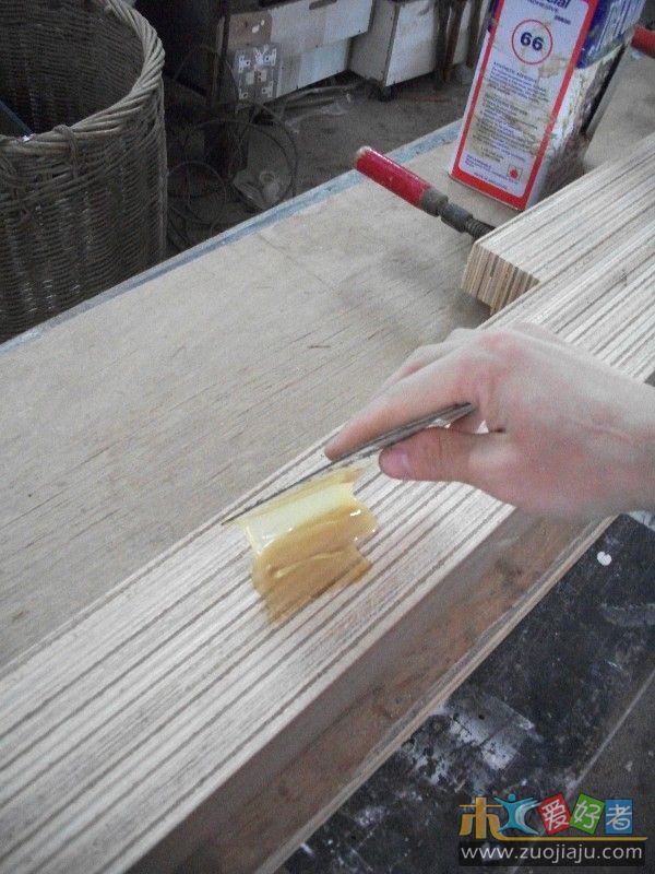 调平后．用砂纸打磨平整．上万能胶（强力胶）