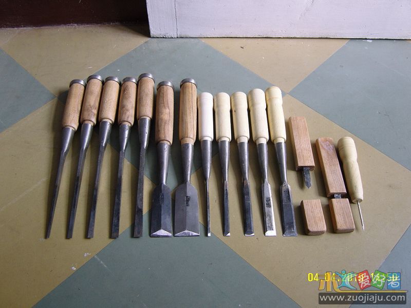 凿子3、6、8、10、13mm，带筋铲28、36mm，模型平铲4、8、12、16、20mm，夹钢刻刀两把，锥子一把