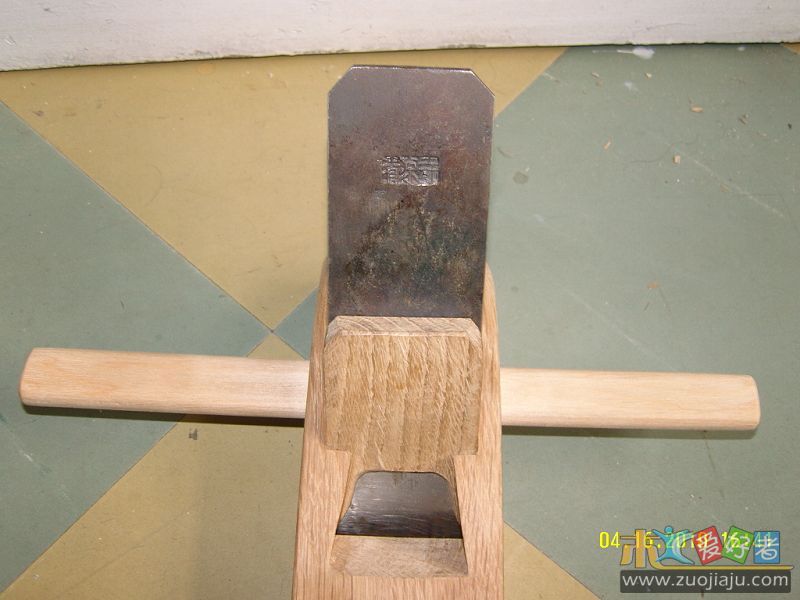 这两个刨子用的是手工打制的刨刀