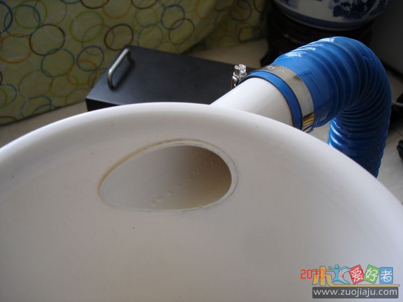 方法就是用刀先修形，然后用砂纸铺桶上磨