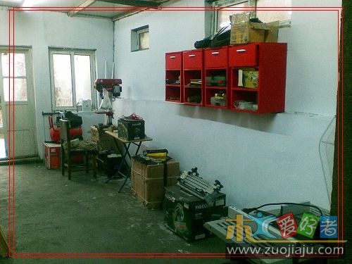 里面的涂料刷了小柜也上墙了朋友开店剩下的支援给了我,呵呵